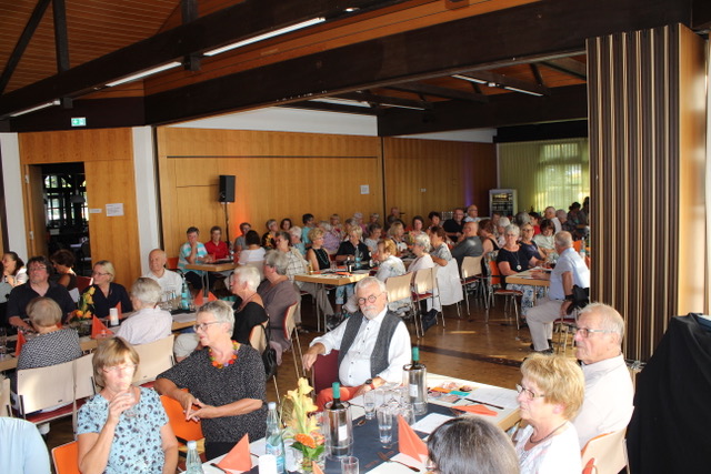 Die Zuschauer genießen den Abend und das Programm auf der Bühne. Die Zuschauer genießen den Abend und das Programm auf der Bühne.